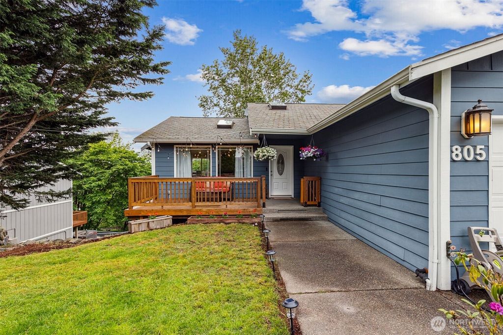 Photo of 805 10th Avenue, Milton, WA 98354 (MLS # 2371489)