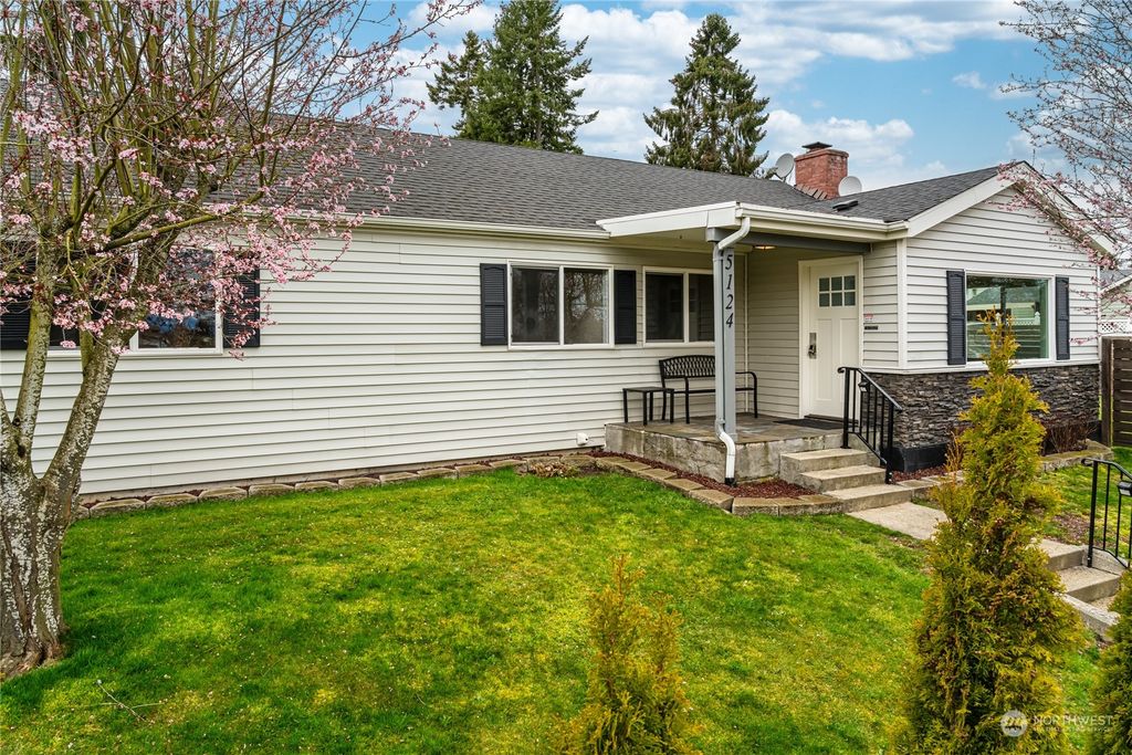 Photo of 5124 Woodlawn Avenue, Everett, WA 98203 (MLS # 2209377)