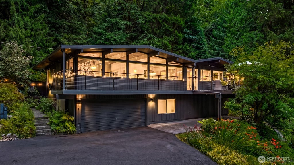 Photo of 20200 37th Avenue NE, Lake Forest Park, WA 98155 (MLS # 2586117)