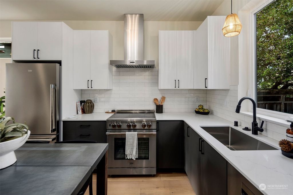 Photo of 3526 Woodlawn Avenue N, Seattle, WA 98103 (MLS # 2221445)