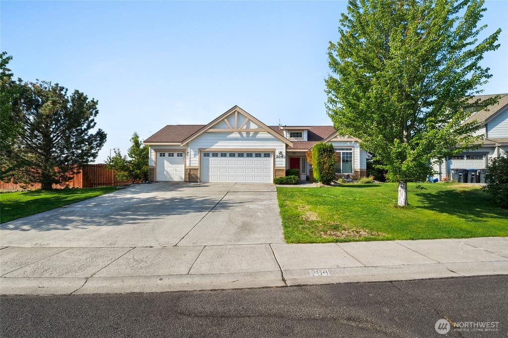 Photo of 204 N Wellington Street, Moses Lake, WA 98837 (MLS # 2574460)