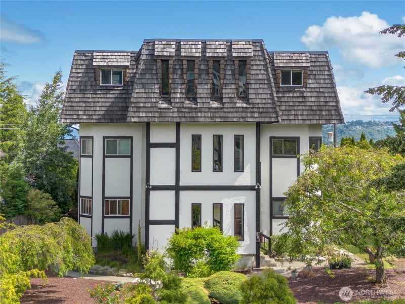809 N G Street 201