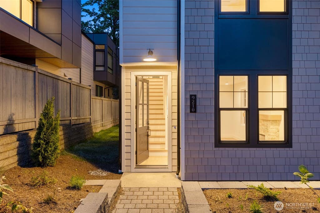 Photo of 9210 116th Avenue NE, Kirkland, WA 98033 (MLS # 2539086)
