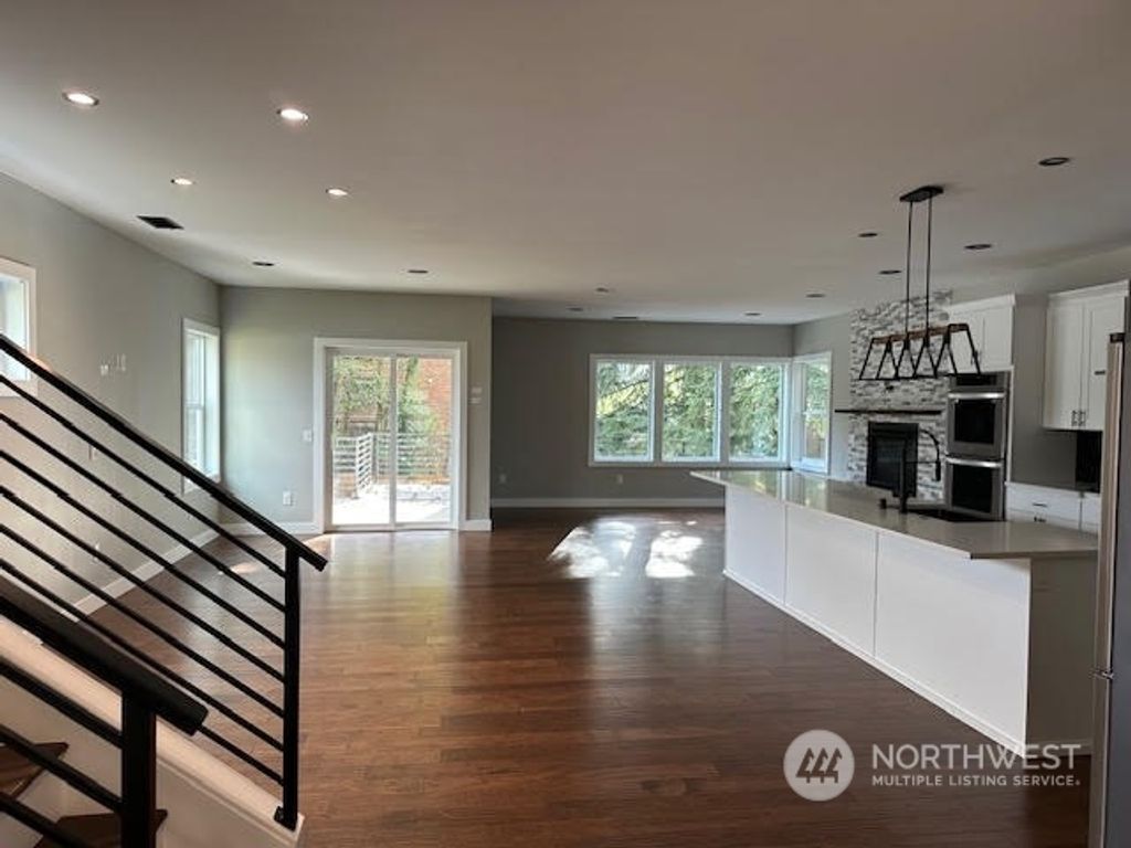 Photo of 10336 Wallingford Avenue N, Seattle, WA 98133 (MLS # 2218937)