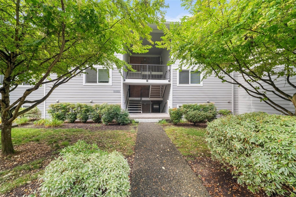 Photo of 15214 NE 8th Street #G22, Bellevue, WA 98007 (MLS # 2599343)