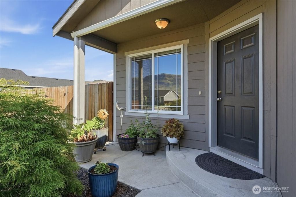 Photo of 117 Island Loop Road, Rock Island, WA 98850 (MLS # 2518885)