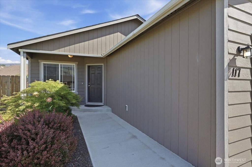 Photo of 117 Island Loop Road, Rock Island, WA 98850 (MLS # 2518885)
