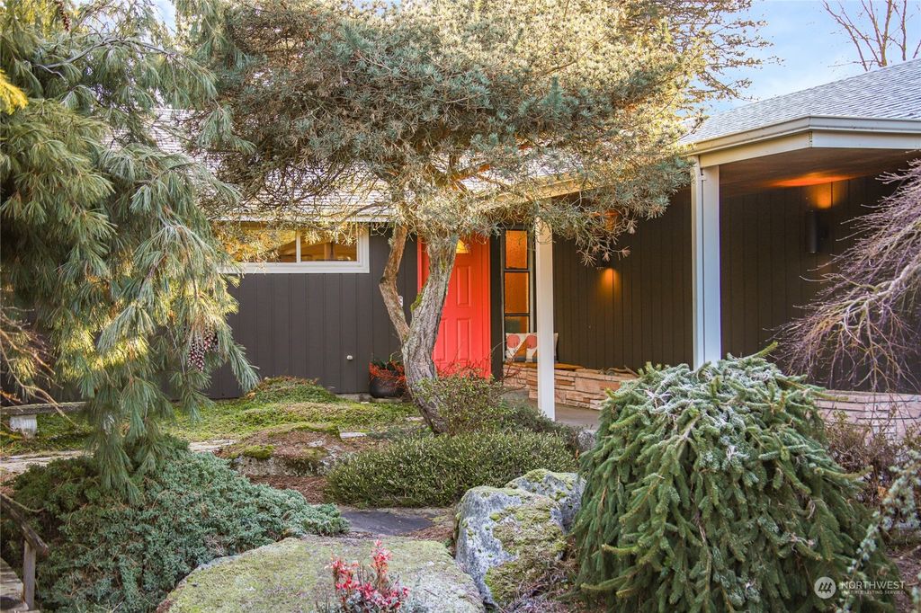 Photo of 12552 39th Avenue NE, Seattle, WA 98125 (MLS # 2324636)