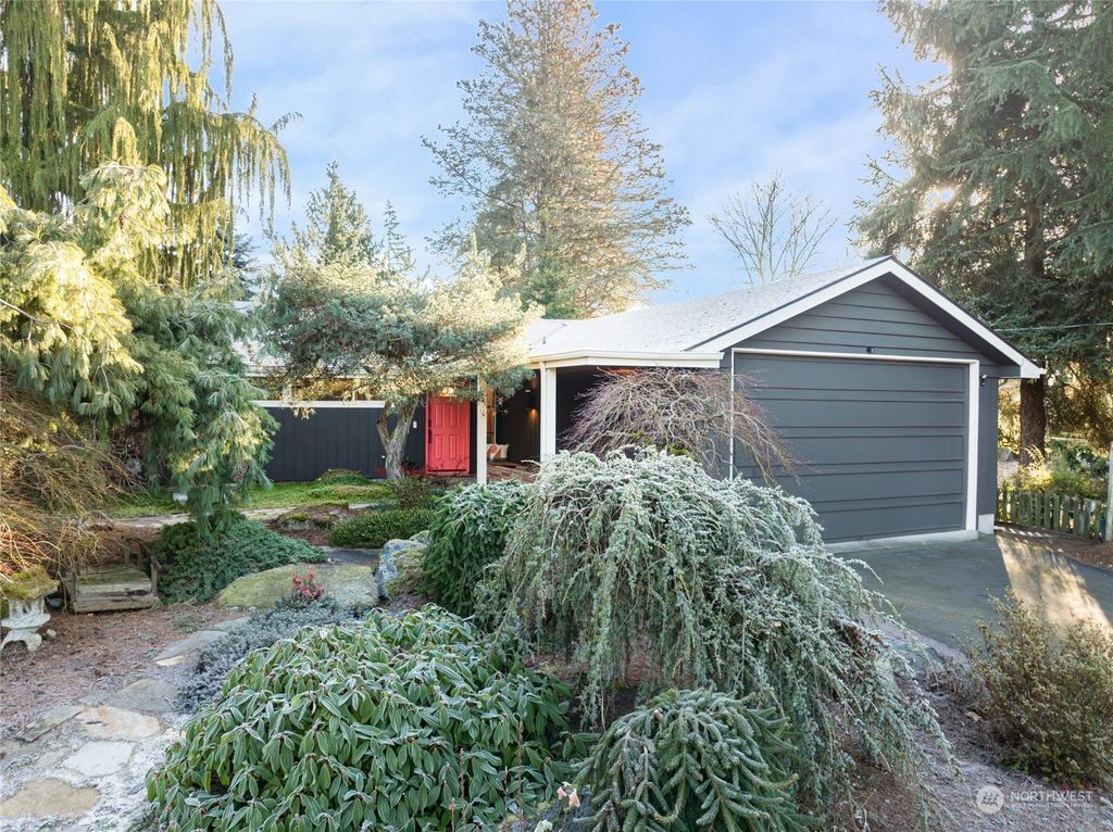 Photo of 12552 39th Avenue NE, Seattle, WA 98125 (MLS # 2324636)