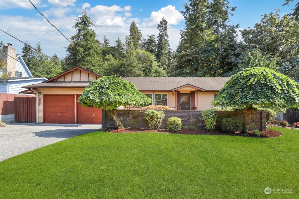Photo of 1321 S 263rd Street, Des Moines, WA 98198 (MLS # 2278600)