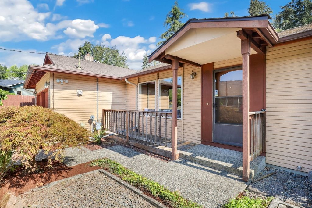 Photo of 1321 S 263rd Street, Des Moines, WA 98198 (MLS # 2278600)