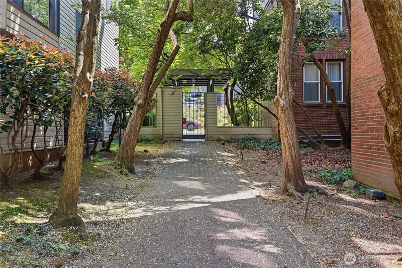 211 Summit Avenue E 405