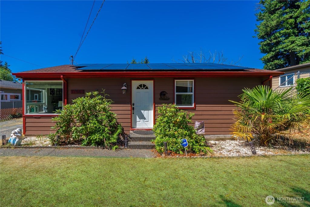 Photo of 17563 12th Avenue NE, Shoreline, WA 98155 (MLS # 2425842)