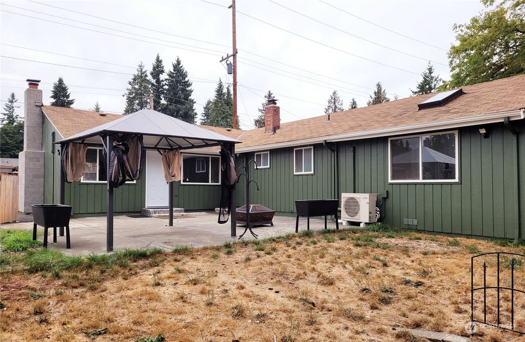 Photo of 2715 NE 205th Street, Shoreline, WA 98155 (MLS # 2155353)