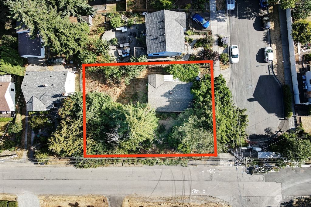 Photo of 303 NE 115th Street, Seattle, WA 98125 (MLS # 2138684)