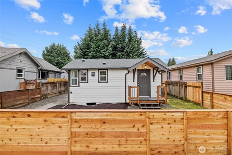 Photo of 1521 N 3rd Street, Renton, WA 98057 (MLS # 2457593)
