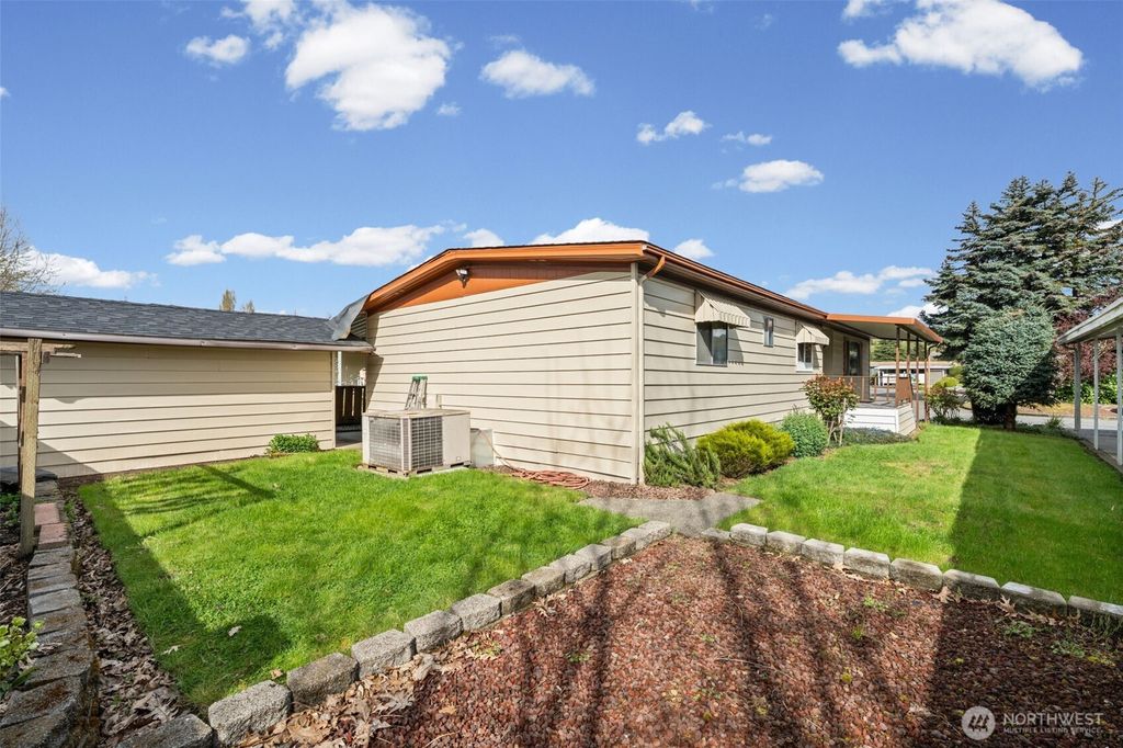 Photo of 1402 22nd Street NE #27, Auburn, WA 98002 (MLS # 2508244)