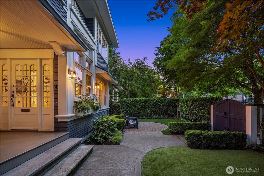 Photo of 716 15th Avenue E, Seattle, WA 98112 (MLS # 2574283)