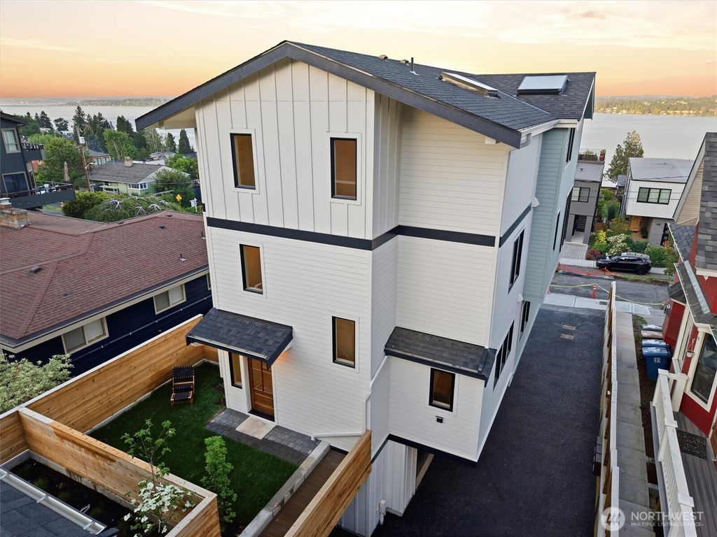 Photo of 909 32nd Avenue S #B, Seattle, WA 98144 (MLS # 2521232)