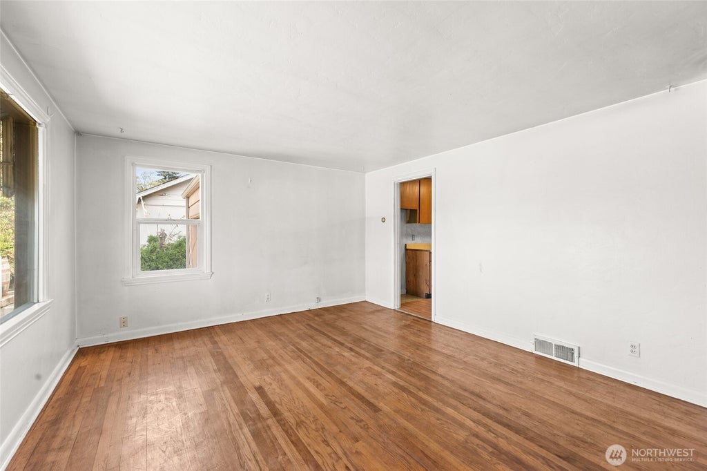 Photo of 406 Windsor Way NE, Renton, WA 98056 (MLS # 2578659)