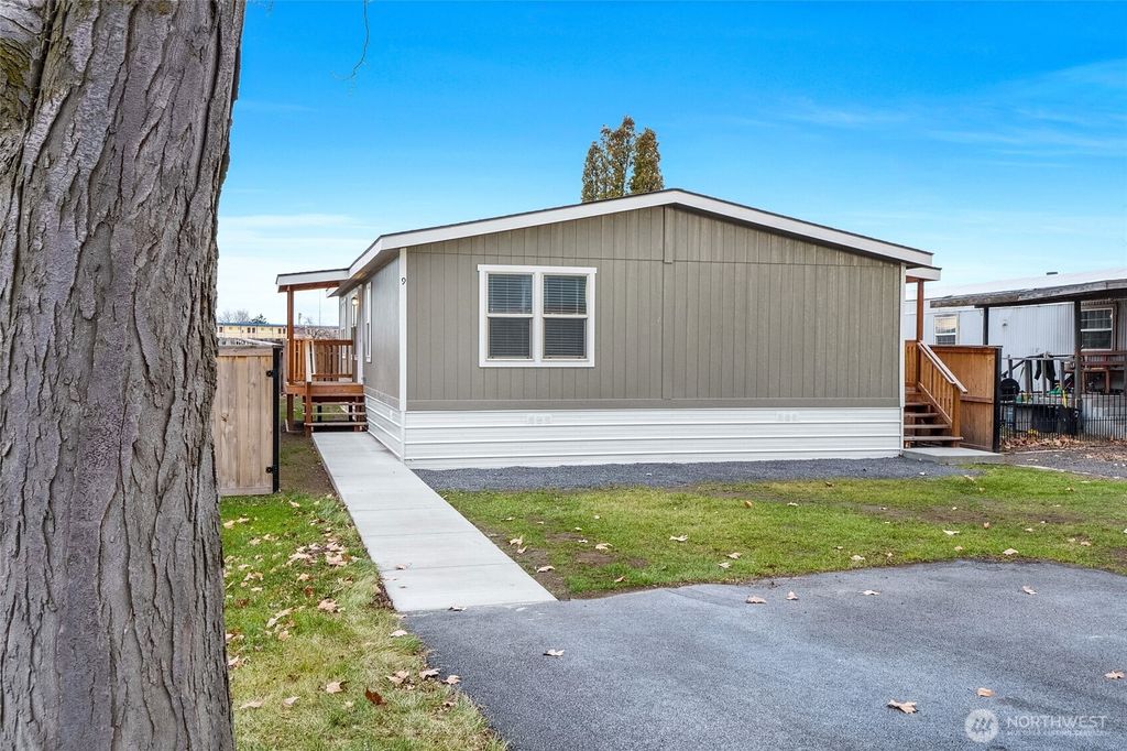 Photo of 3131 W Wapato Drive #9, Moses Lake, WA 98837 (MLS # 2469268)