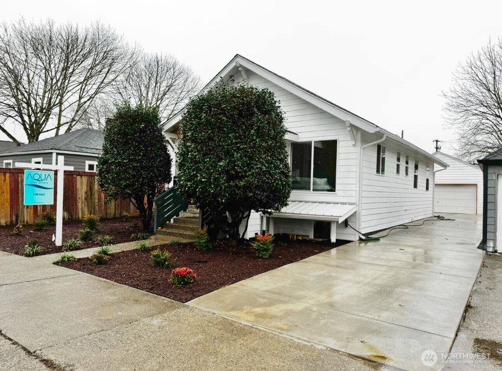 Photo of 305 Meadow Avenue N, Renton, WA 98057 (MLS # 2458696)