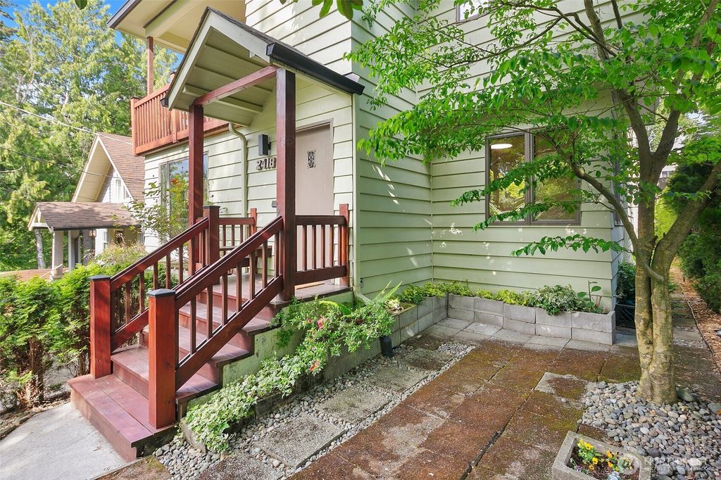 Photo of 2418 Federal Avenue E, Seattle, WA 98102 (MLS # 2409358)