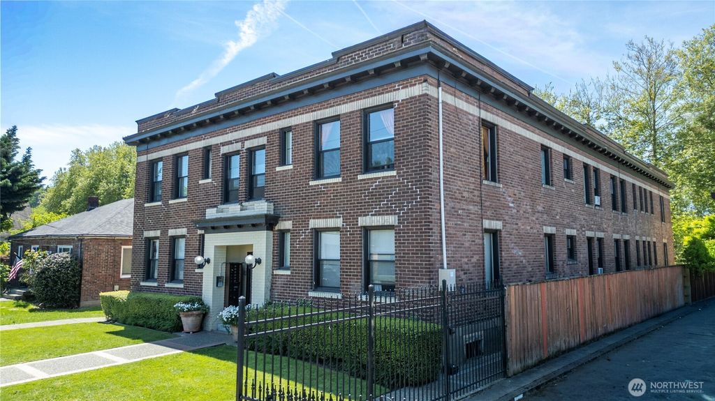 Photo of 1003 N 1st Street, Renton, WA 98057 (MLS # 2526901)