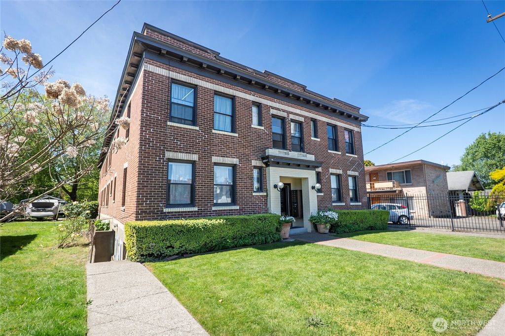 Photo of 1003 N 1st Street, Renton, WA 98057 (MLS # 2526901)