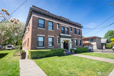 Photo of 1003 N 1st Street, Renton, WA 98057 (MLS # 2526901)