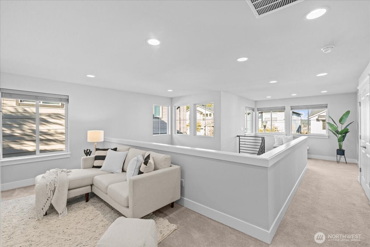 Kirkland, Washington, 98034, United States, 3 Bedrooms Bedrooms, ,3 BathroomsBathrooms,Residential,Active,2032907