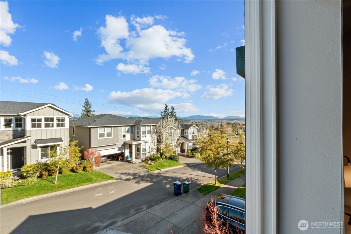 Kirkland, Washington, 98034, United States, 3 Bedrooms Bedrooms, ,3 BathroomsBathrooms,Residential,Active,2032907
