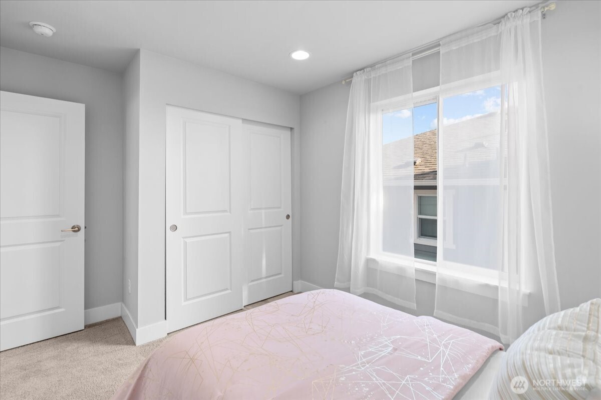 Kirkland, Washington, 98034, United States, 3 Bedrooms Bedrooms, ,3 BathroomsBathrooms,Residential,Active,2032907