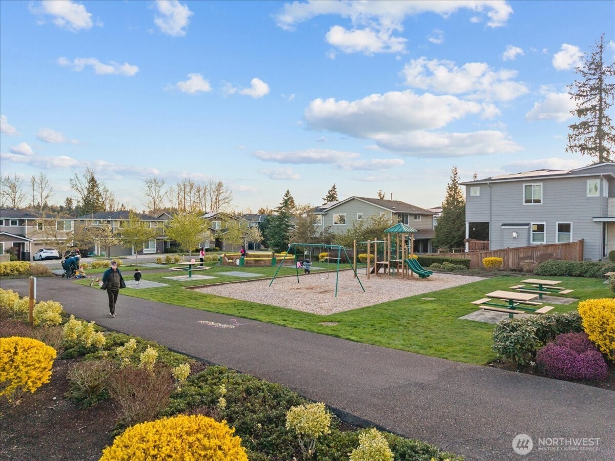 Kirkland, Washington, 98034, United States, 3 Bedrooms Bedrooms, ,3 BathroomsBathrooms,Residential,Active,2032907
