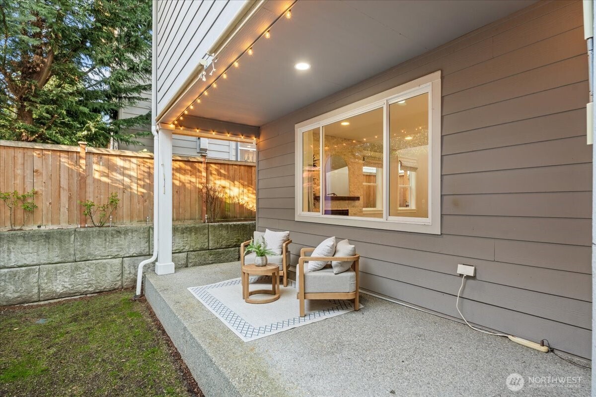 Kirkland, Washington, 98034, United States, 3 Bedrooms Bedrooms, ,3 BathroomsBathrooms,Residential,Active,2032907