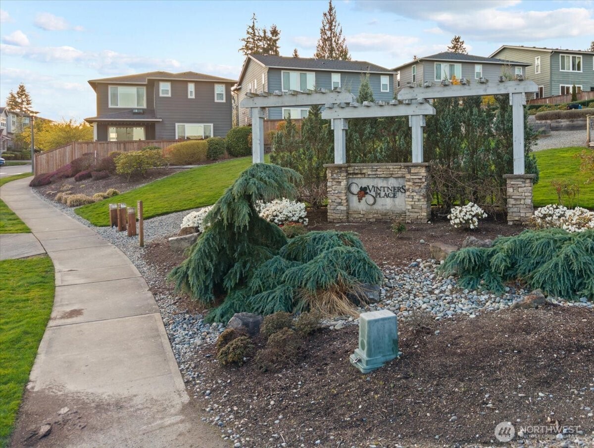 Kirkland, Washington, 98034, United States, 3 Bedrooms Bedrooms, ,3 BathroomsBathrooms,Residential,Active,2032907