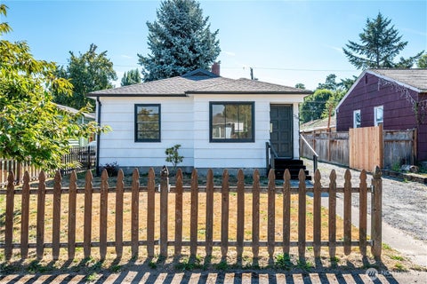 Photo of 224 28th Avenue, Longview, WA 98632 (MLS # 2577017)