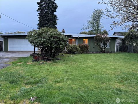 Photo of 1515 13th Avenue NW, Puyallup, WA 98371 (MLS # 2499523)