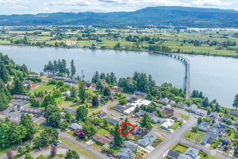 A home in Cathlamet