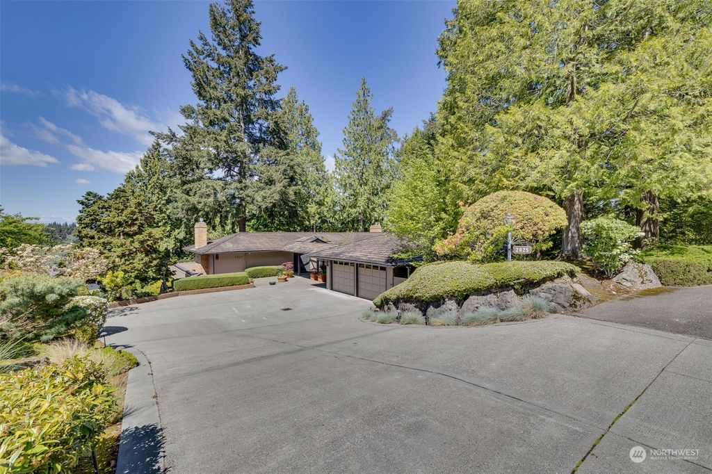 Photo of 2025 87th Place NE, Clyde Hill, WA 98004 (MLS # 2235104)