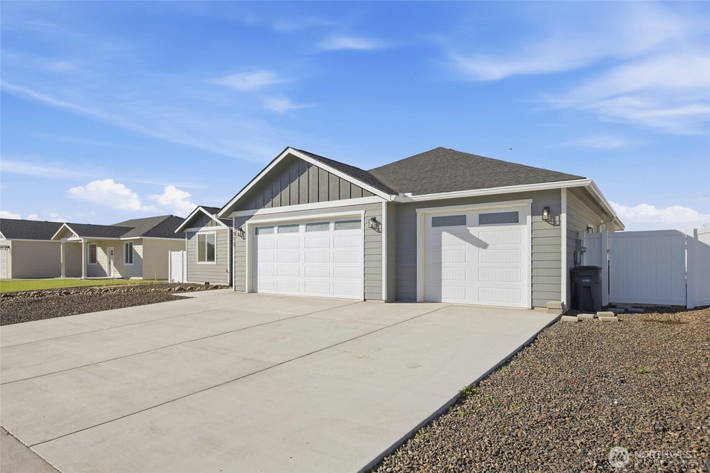 Photo of 913 6th Avenue NE, Ephrata, WA 98823 (MLS # 2585054)