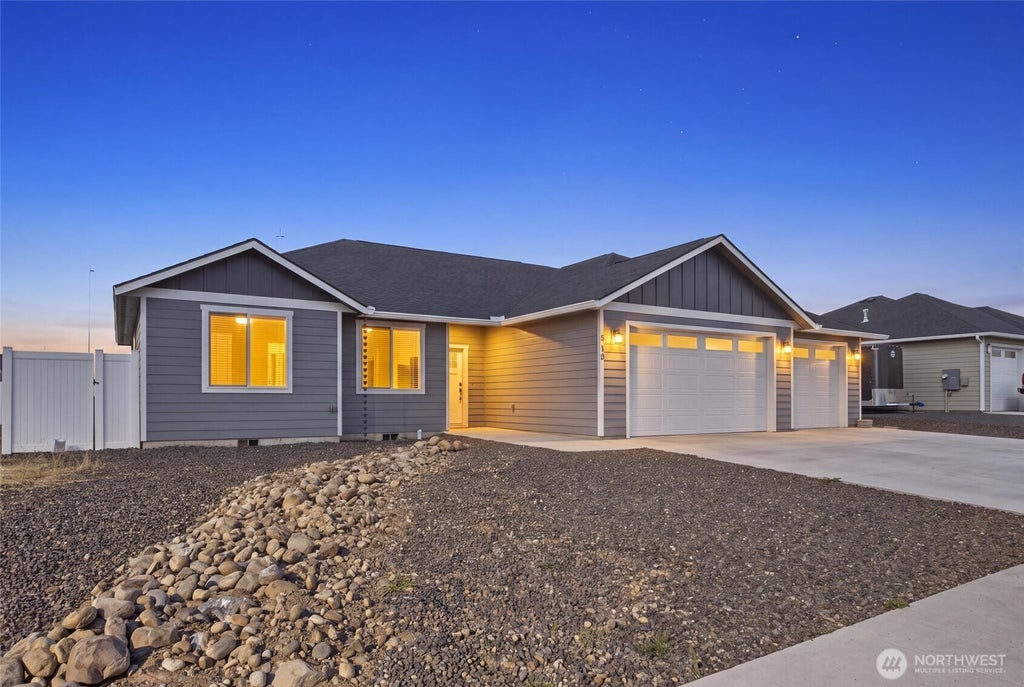 Photo of 913 6th Avenue NE, Ephrata, WA 98823 (MLS # 2585054)