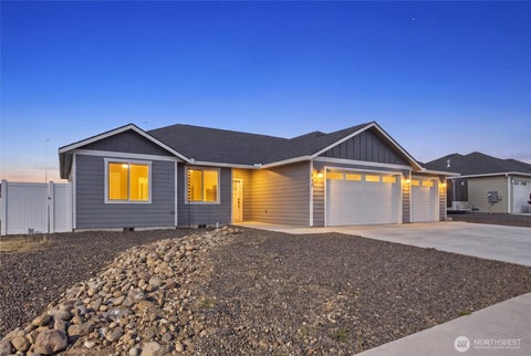 Photo of 913 6th Avenue NE, Ephrata, WA 98823 (MLS # 2585054)