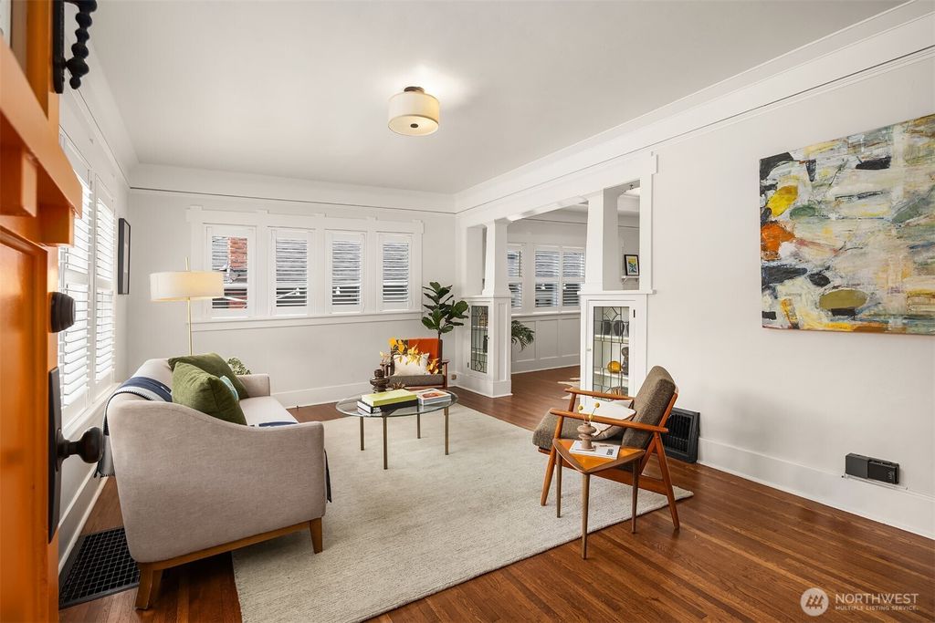 Photo of 914 W Howe Street, Seattle, WA 98119 (MLS # 2428335)