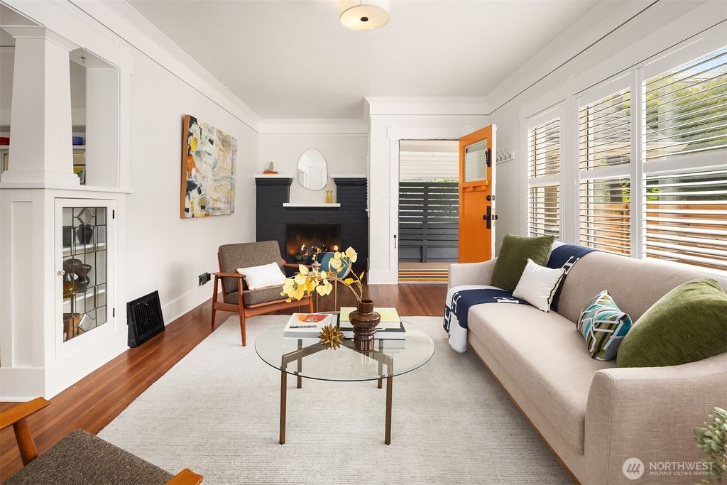 Photo of 914 W Howe Street, Seattle, WA 98119 (MLS # 2428335)