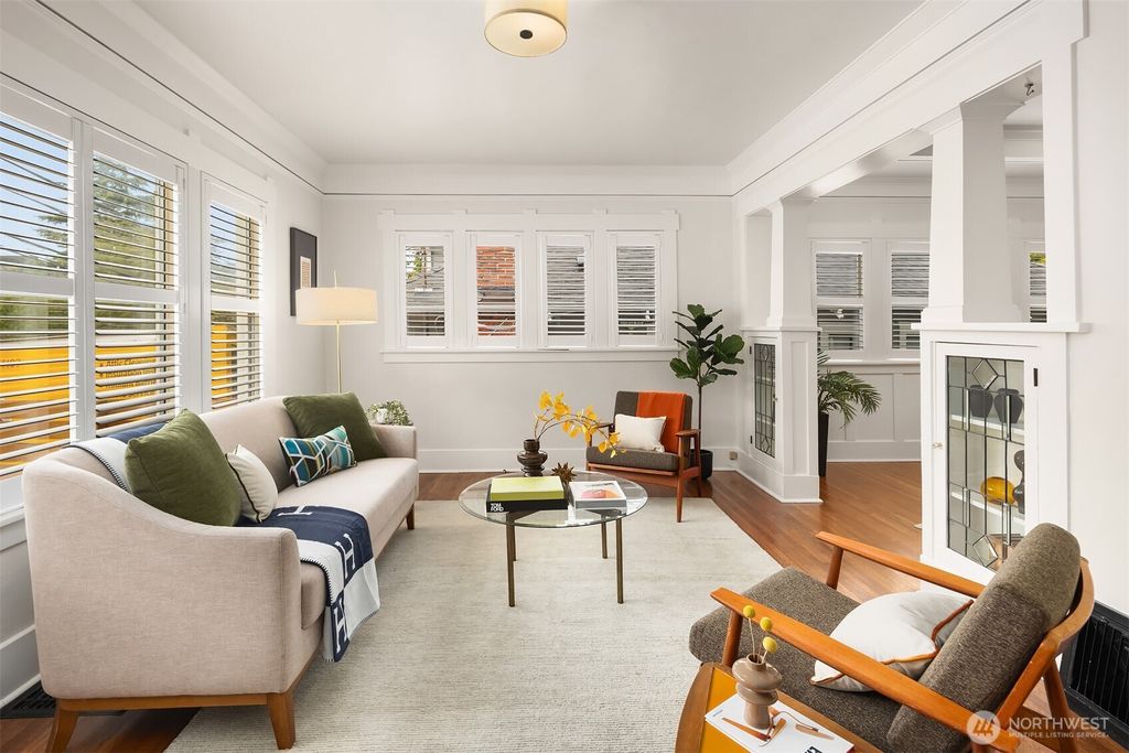 Photo of 914 W Howe Street, Seattle, WA 98119 (MLS # 2428335)