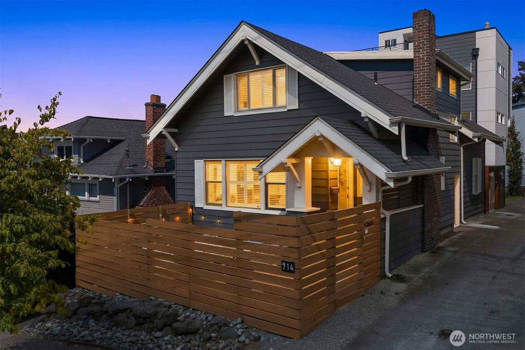 Photo of 914 W Howe Street, Seattle, WA 98119 (MLS # 2428335)