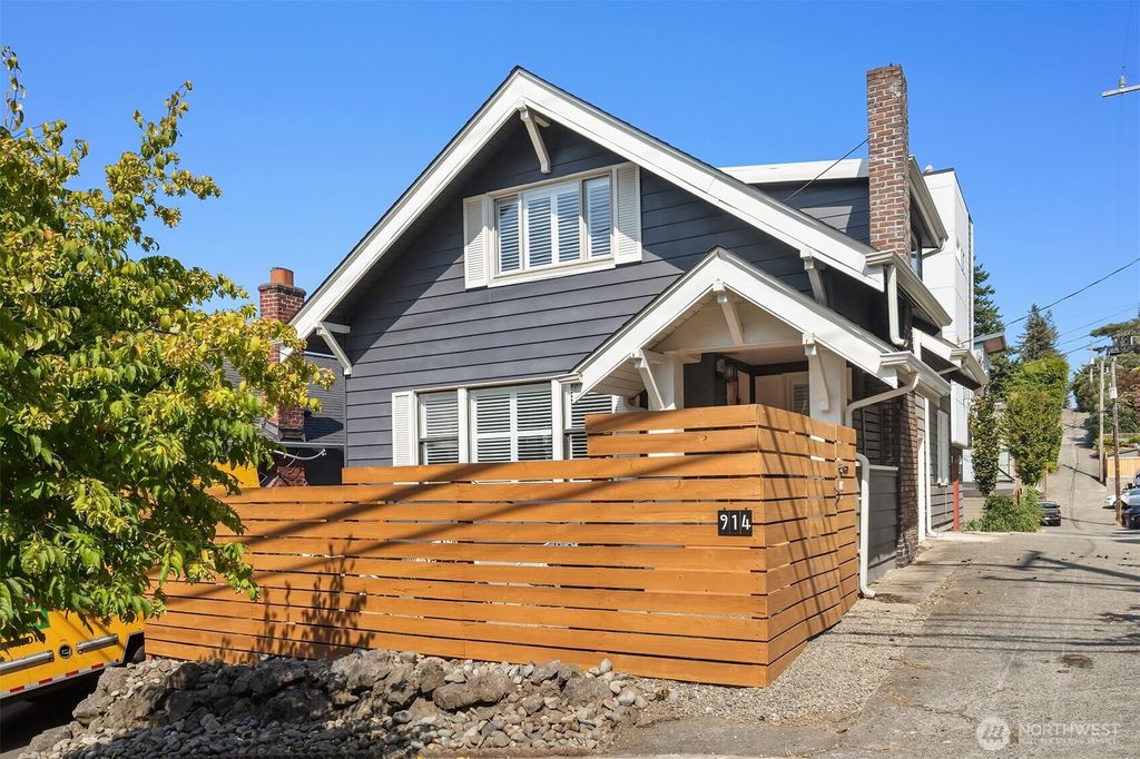 Photo of 914 W Howe Street, Seattle, WA 98119 (MLS # 2428335)