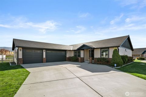 Photo of 229 Sun Valley Drive, Wenatchee, WA 98801 (MLS # 2494455)