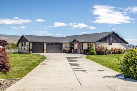 Photo of 229 Sun Valley Drive, Wenatchee, WA 98801 (MLS # 2494455)